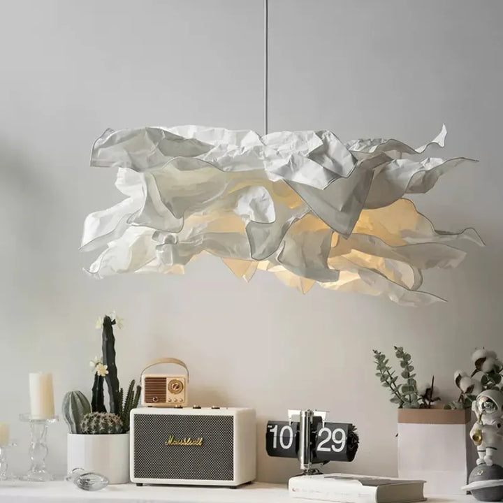 Suspension nuage en papier design vintage, éclairage doux et modulable pour une atmosphère poétique. Parfait pour une déco épurée ou vintage dans toutes les pièces de la maison. Ampoule LED incluse. Disponible en trois tailles.