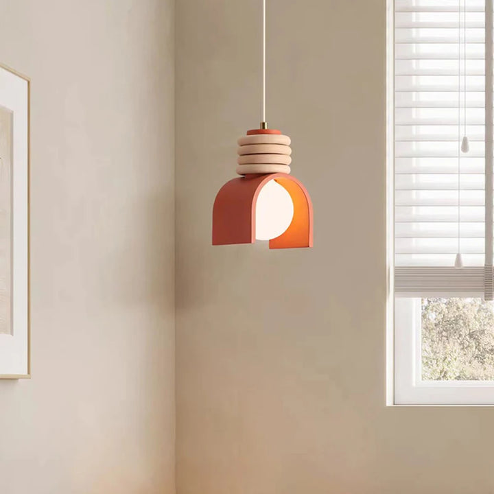 Suspension scandinave terre cuite avec anneaux, vue de dessous. Ambiance intérieure lumineuse avec lampe suspendue. Design épuré pour maison moderne.