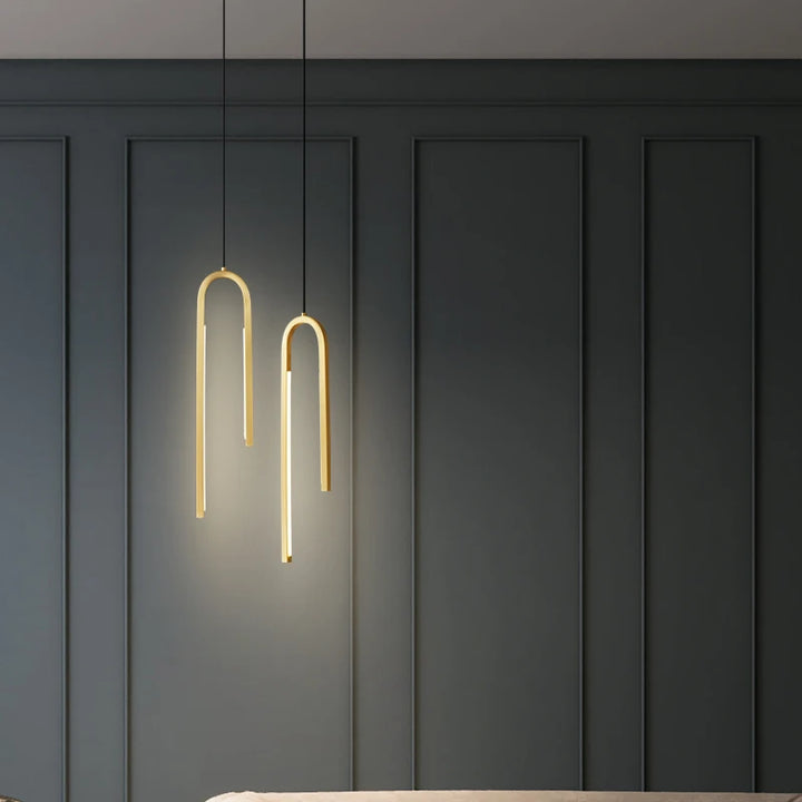 Suspension en cuivre doré forme U inversé style moderne, éclairage ajustable à trois nuances pour salon ou chambre, ampoule LED incluse.