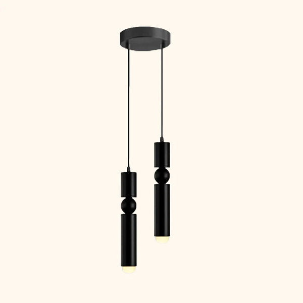 C'est une suspension double en laiton noir. Elle est composée de deux cylindres avec au milieu une boule qui donne un aspect géométrique et moderne.