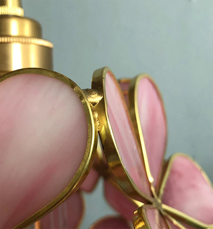 Une suspension globe de fleurs en verre rose vintage, ajoutant une touche d'élégance rétro à votre intérieur. Parfaite pour éclairer et décorer avec grâce tout espace de vie. Ampoule LED incluse. Dimensions: 20x18 cm.