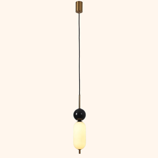 Suspension moderne bicolore boule noire en marbre avec ampoule LED intégrée. Design sophistiqué, éclairage blanc naturel ou chaud, idéal pour chambre, salon, salle à manger. Taille 48x12 cm, câble noir ajustable.