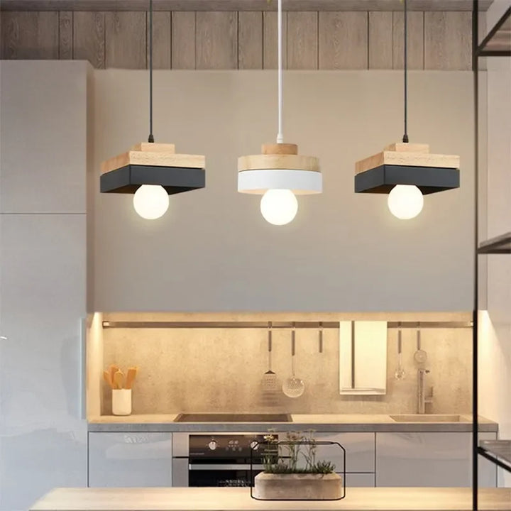 Suspension bois carré bicolore design scandinave éclairant une cuisine avec des ampoules suspendues au plafond