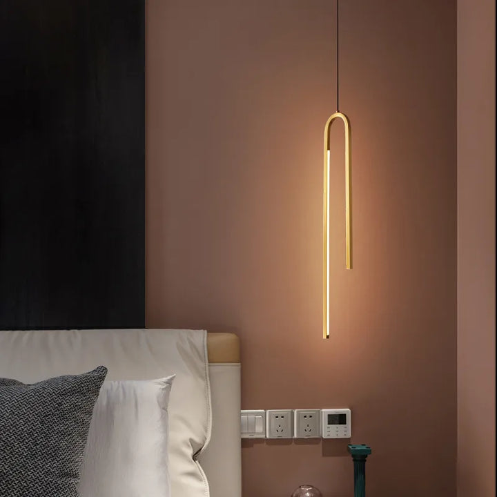 Suspension en cuivre doré forme U inversé style moderne avec éclairage ajustable. Parfait pour le salon ou la chambre. Ampoule LED incluse.