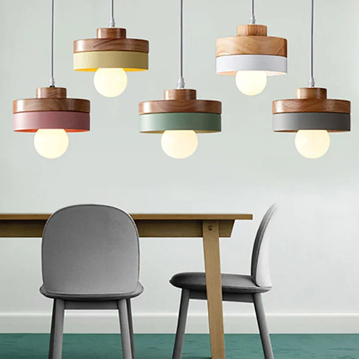 Suspension bois ronde bicolore design scandinave avec éclairage LED. Parfait pour illuminer votre intérieur avec style. Ampoule incluse. Convient pour salon et chambre.