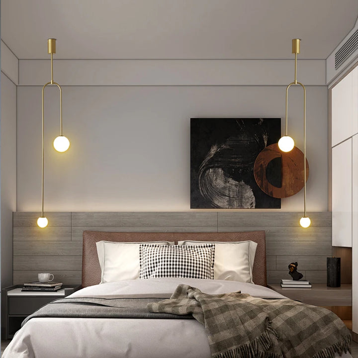 Suspension longue en laiton design moderne avec boules lumineuses aux extrémités, idéale pour illuminer votre intérieur. Parfaite pour salon ou chambre. Ampoule LED incluse. Taille: 16x126 cm.