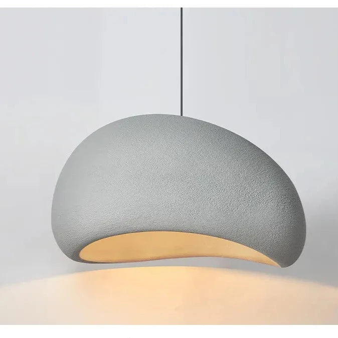 Suspension terre cuite cloche scandinave minimaliste éclairant depuis le plafond dans un intérieur. Effet terre cuite authentique et design épuré scandinave. Disponible en différentes tailles pour s'adapter à chaque pièce. Ampoule LED incluse.