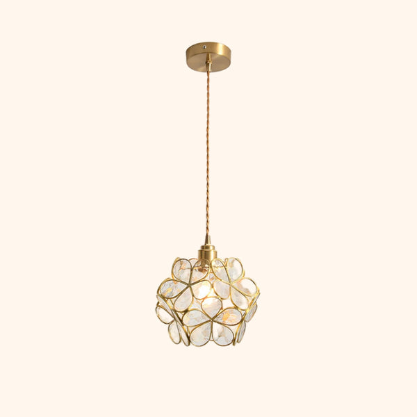 C'est une suspension en forme de globe orné de fleurs avec des pétales de verre transparentes. Les détails sont dorés. 