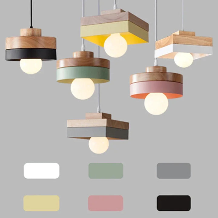 Suspension bois ronde bicolore design scandinave avec éclairage LED blanc chaud ou froid. Parfait pour illuminer votre salon ou chambre. Ampoule incluse. Dimensions: 18x16 cm.