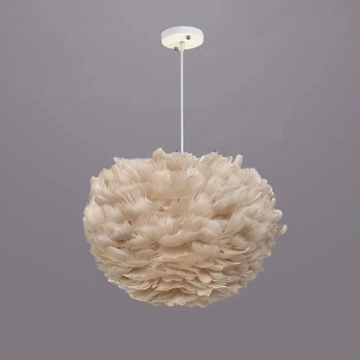 Suspension boule nuage de plumes colorées, éclairant une pièce avec douceur et élégance. Disponible en différentes tailles et couleurs apaisantes. Parfait pour créer une ambiance chaleureuse dans votre intérieur moderne. Ampoule incluse.