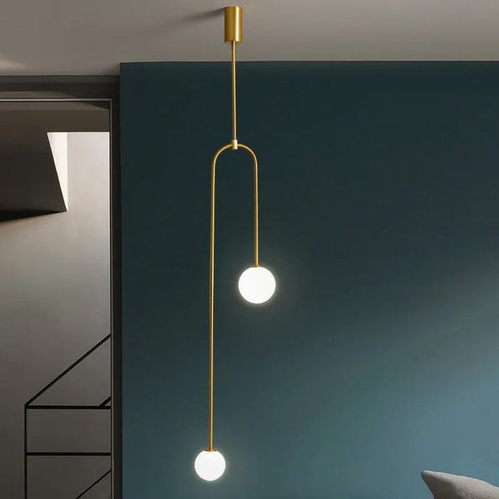 Suspension longue en laiton design moderne avec boules lumineuses, idéale pour éclairer votre intérieur. Disponible en doré ou noir, cette suspension apporte une touche contemporaine à votre espace de vie. Ampoule LED incluse. Taille: 16x126 cm.