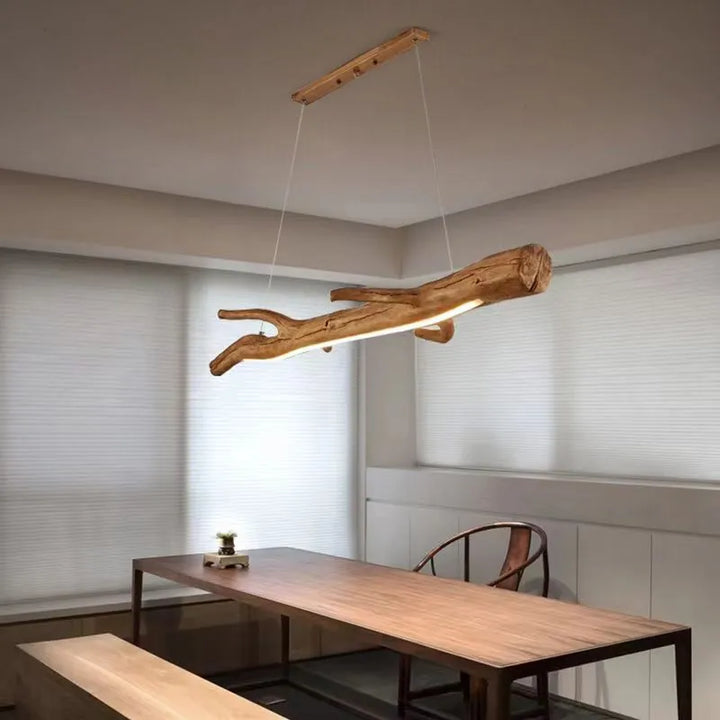 Suspension bois branche design bohème avec LED intégrées pour une ambiance chaleureuse et accueillante. Câble réglable et option de contrôle à distance pour une installation adaptable. Parfait pour un style bohème ou éco-chic. Dimensions : 90x9 cm.