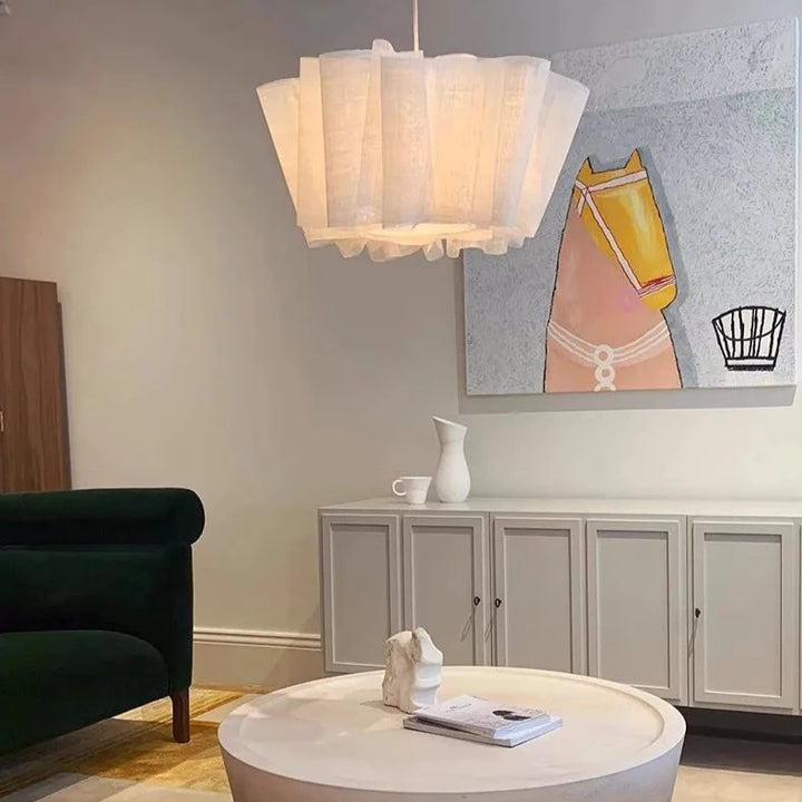 Suspension pliage tissu lin design bohème, avec une peinture, une table et une chaise en bois. Une ambiance chaleureuse et naturelle pour votre intérieur.