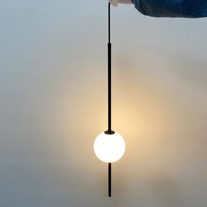 Suspension tige métallique globe en verre design moderne, éclairage chaleureux pour une ambiance accueillante. Ampoule LED incluse. Taille: 12x57 cm.