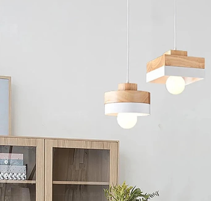 Suspension bois ronde bicolore design scandinave avec éclairage LED. Parfait pour un salon ou une chambre. Ampoule incluse. Dimensions: 18x16 cm.