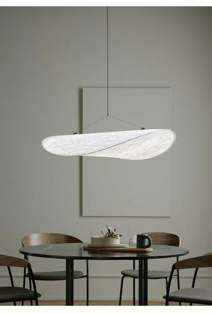 Suspension moderne vague en tissu blanc, éclairage LED ajustable pour un intérieur contemporain ou scandinave. Tailles disponibles: 40 cm, 50 cm, 60 cm, 80 cm. Ampoule incluse. Parfait pour salon, bureau, chambre.