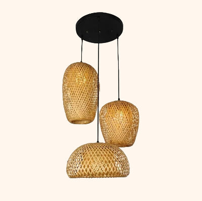 C'est une suspension avec trois lampes dépareillées. La suspension est en rotin et bambou avec une base et câble noir. 