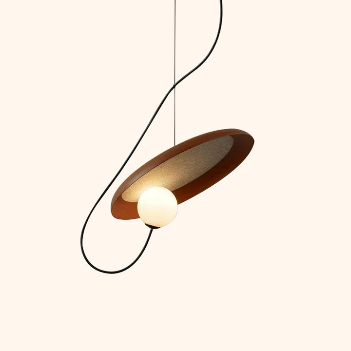 Une lampe penchée marron avec une boue lumineuse est affichée sur un fond beige. 