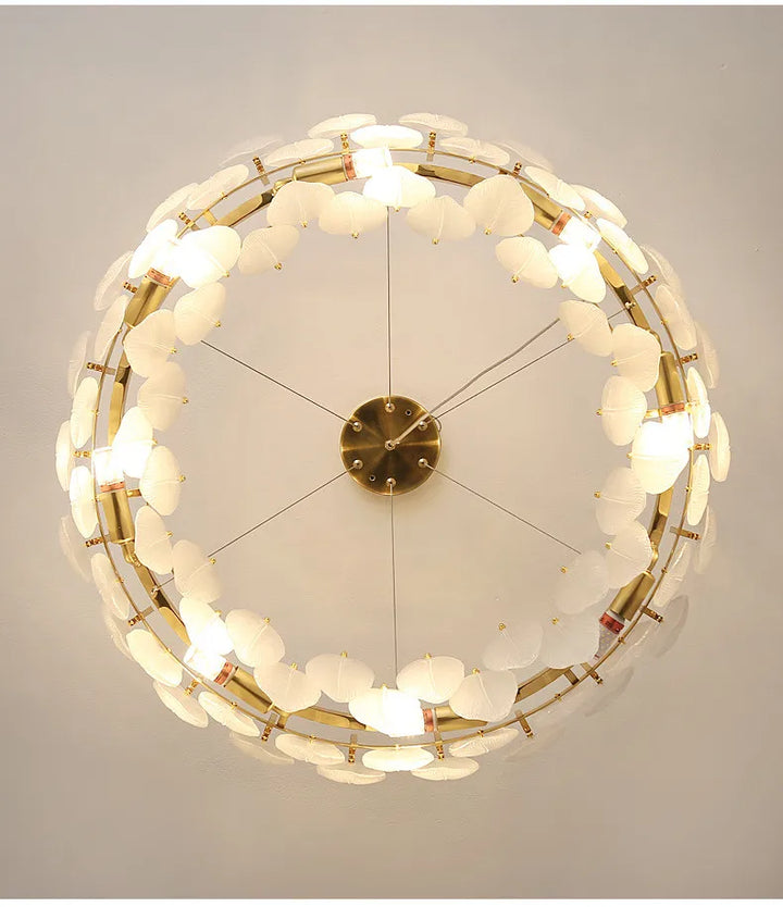 Suspension anneau plumes blanches en verre design bohème avec éclairage doux et accueillant pour illuminer votre intérieur. Parfait pour un salon ou une salle à manger de 5 à 8 m². Ampoules LED incluses.