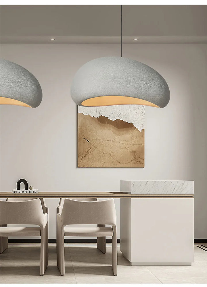 Suspension terre cuite cloche scandinave minimaliste éclairant une pièce avec son charme brut et son design épuré. Disponible en différentes tailles, cette suspension apporte une atmosphère minimaliste et scandinave à votre intérieur. Ampoule LED incluse. Idéale pour la cuisine, le salon ou le couloir.