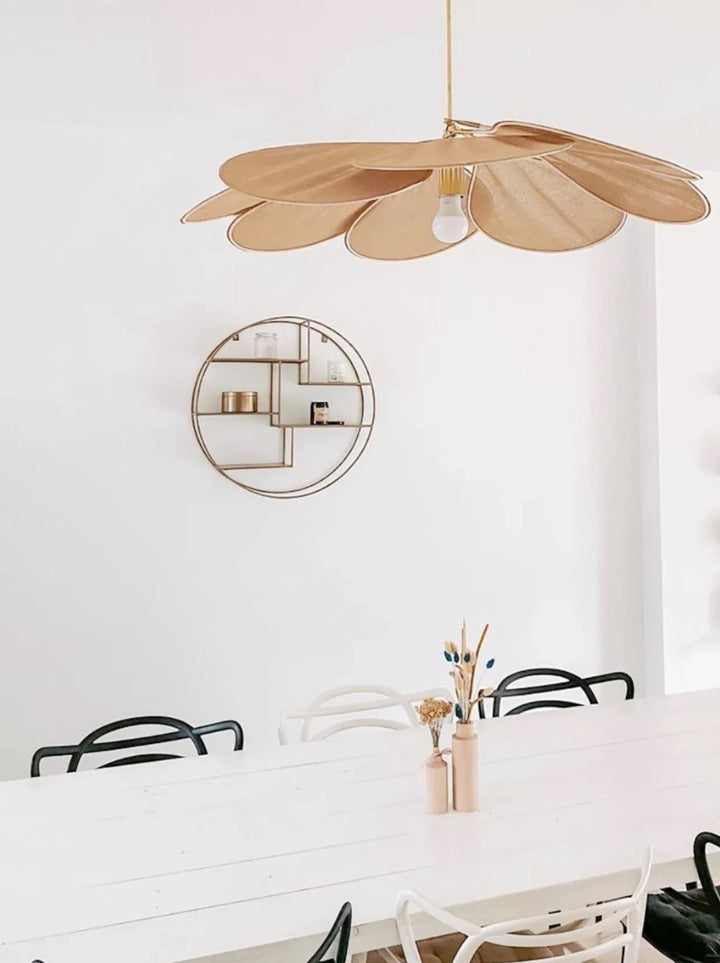 Suspension tissu fleur pétales design vintage bohème avec table blanche, luminaire et chaises. Ambiance chaleureuse et élégante pour votre intérieur.
