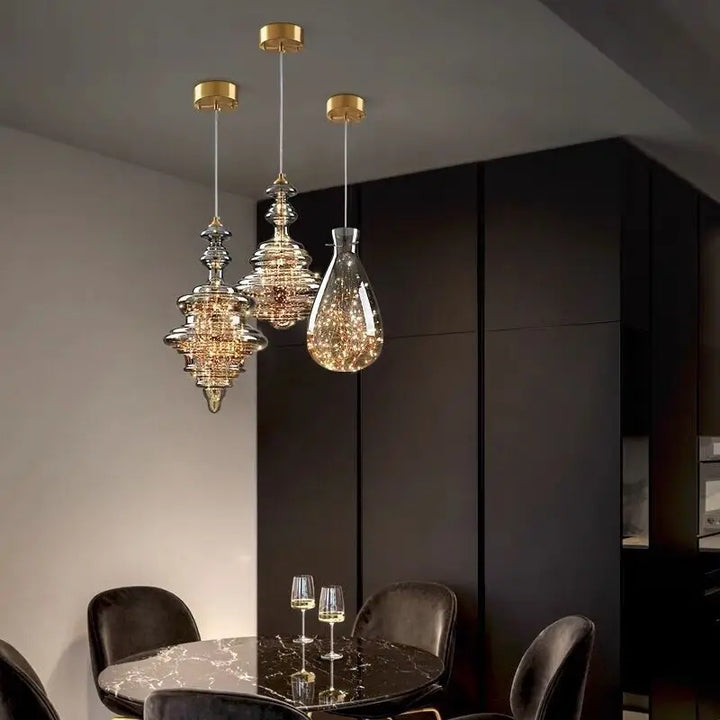 Une table à manger en marbre avec un lustre suspendu, idéale pour un salon ou une salle à manger.