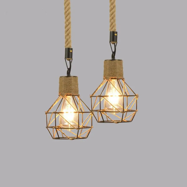 Une paire de suspensions géométriques en métal noir ou doré avec corde de chanvre, idéales pour un intérieur scandinave ou industriel. Ampoules non incluses. Convient pour un salon ou une cuisine. Dimensions : 15x18 cm. Longueur corde : 100 cm.