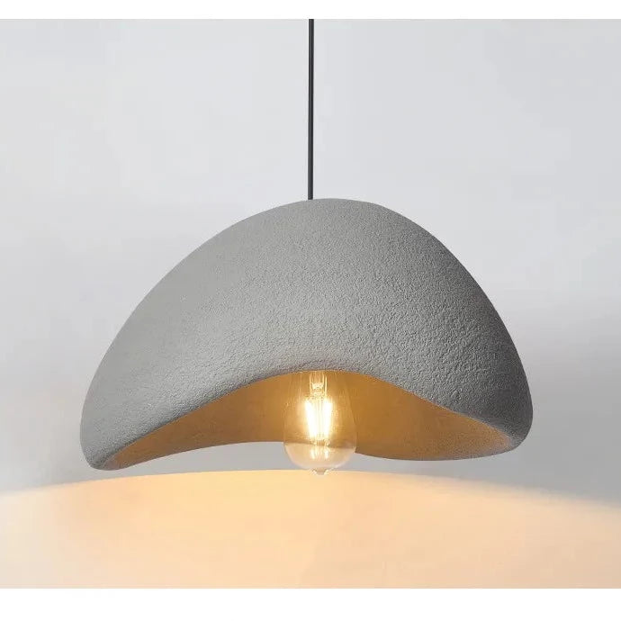 Suspension terre cuite cloche asymétrique scandinave minimaliste avec ampoule LED. Crée une atmosphère minimaliste dans tout espace. Parfaite pour éclairer de 3 à 10 m². Disponible en quatre tailles.