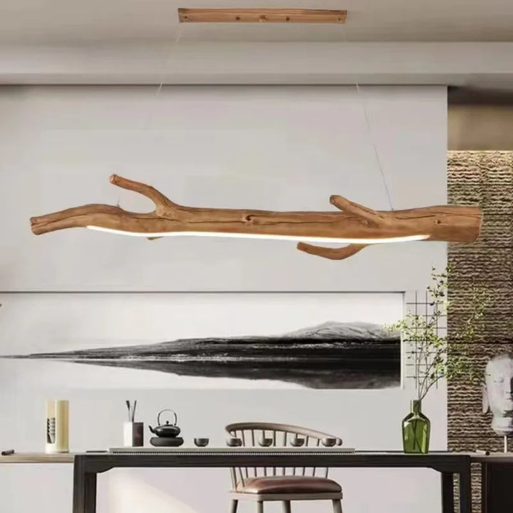 Suspension bois branche design bohème avec LED intégrées, créant une atmosphère chaleureuse et accueillante. Parfait pour un style bohème ou éco-chic dans le salon, la cuisine ou la salle à manger. Dimensions : 90x9 cm.