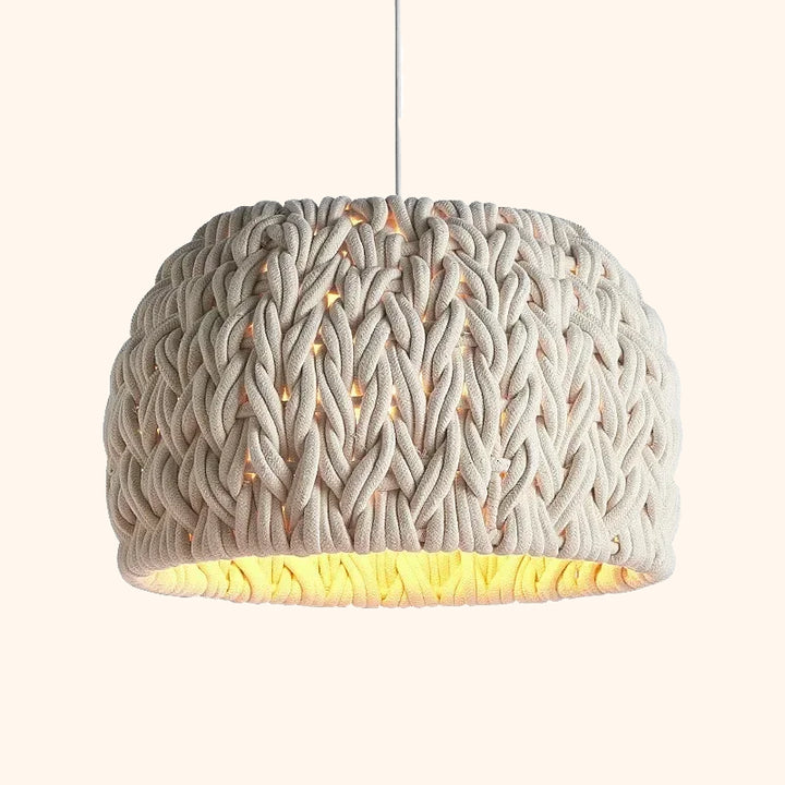 Suspension cloche en corde tressée design scandinave, offrant une lumière chaleureuse et un design texturé pour une touche nordique dans votre espace. Taille de 40x24 cm, câble blanc ajustable de 150 cm. Ampoule E27 incluse, éclairage polyvalent. Idéale pour chambre, cuisine, salon.