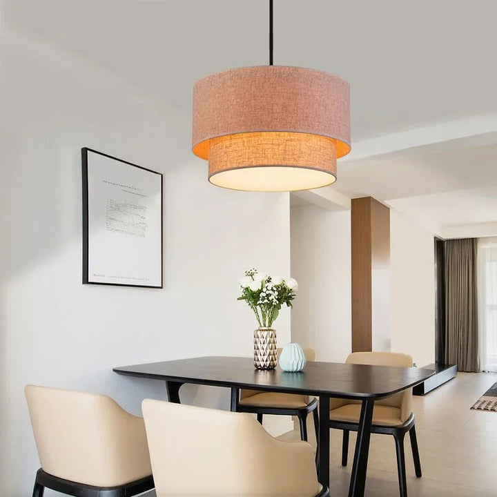Suspension en lin double cylindrique design moderne avec table à manger, chaises et lampe. Idéal pour éclairer votre salon ou chambre avec raffinement.