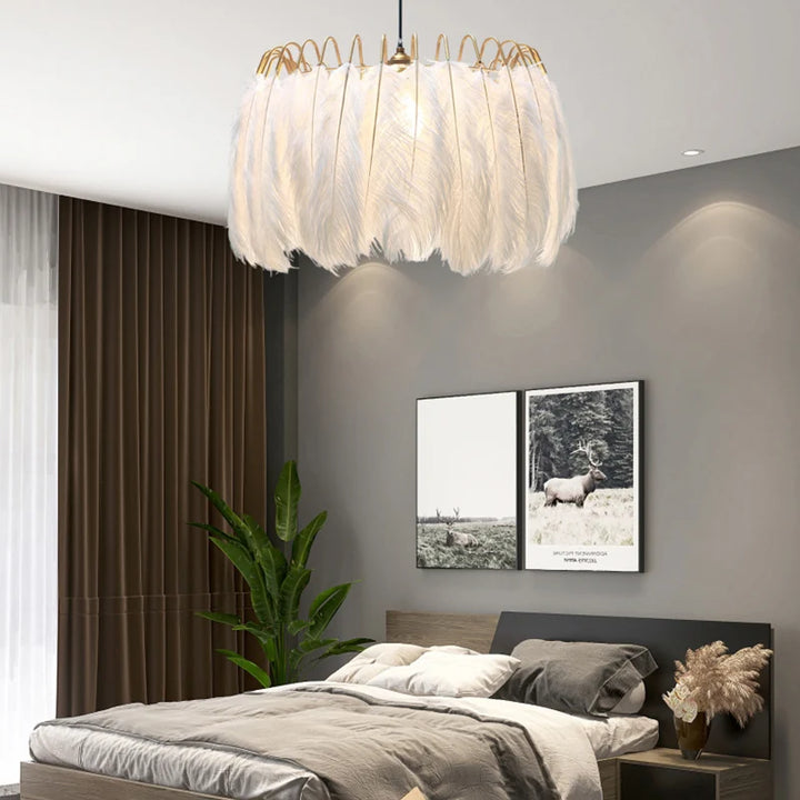 Suspension vintage plumes pendantes blanches éclairant une chambre avec un lit et un grand lustre