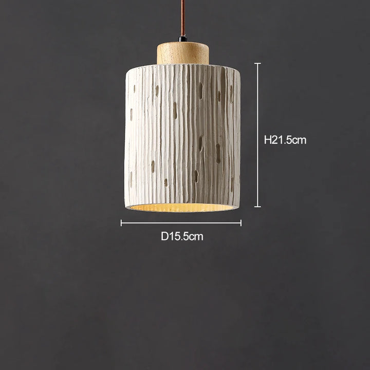 Suspension cylindre rainuré en terre cuite et bois scandinave, éclairant un espace de 5 à 10 m² avec une esthétique minimaliste et chaleureuse. Ampoule incluse.