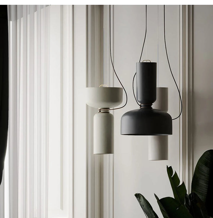 Suspension Diabolo Scandinave Minimaliste, lampe suspendue en métal au design épuré pour un décor nordique ou industriel. Taille disponible : 14x40 cm, 28x30 cm, 28x35 cm, 35x35 cm, 28x45 cm. Ampoule non incluse.