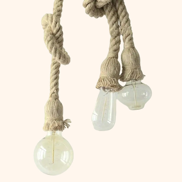 C'est une suspension corde en chanvre beige. Il y a une suspension avec un culot et à côté la même suspension avec deux culots. 