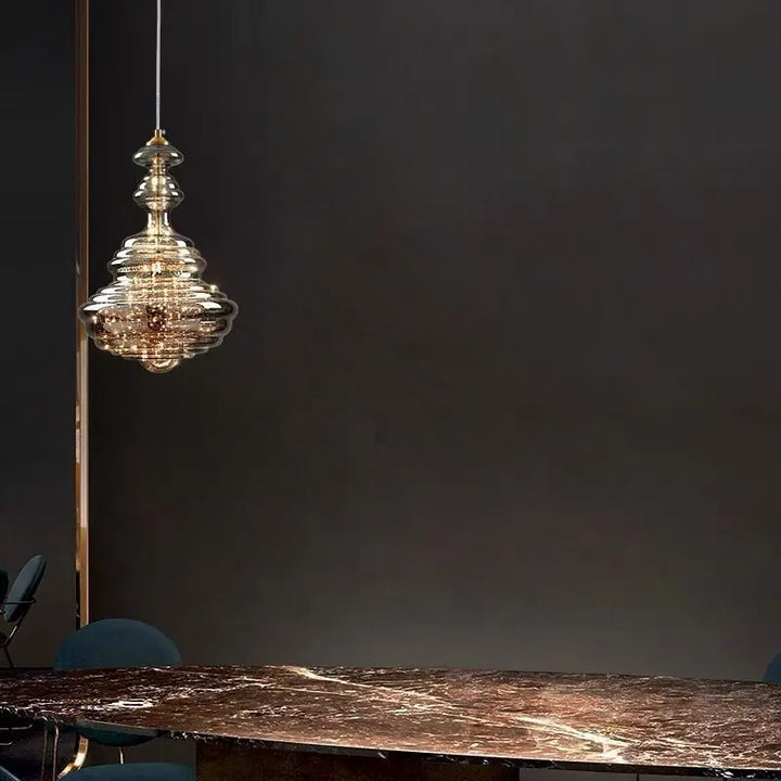 Une table avec une suspension en verre filaments minis leds style baroque, évoquant un charme d'antan et un éclat chaleureux.