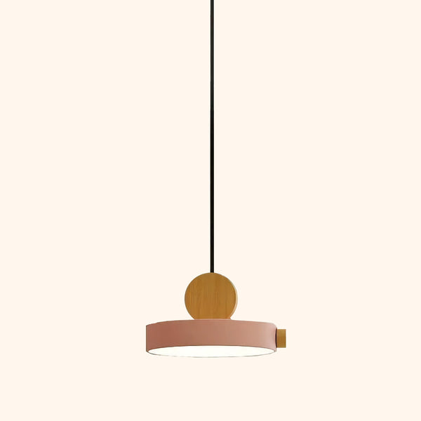 C'est une suspension avec plusieurs formes rondes en bois. Le coeur de la suspension est ronde de couleur rose pastel. Le style est scandinave et le câble est noir. 