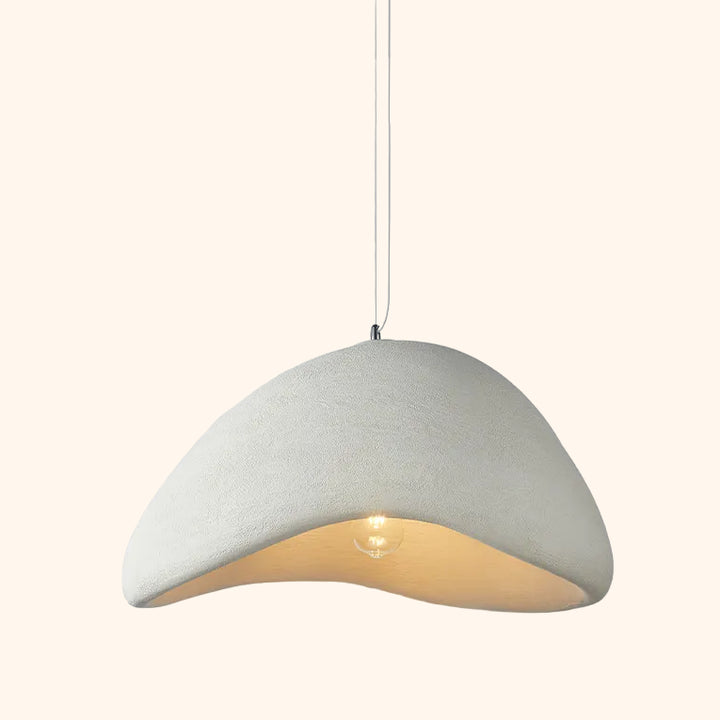 C'est une suspension en effet terre cuite blanche. C'est une cloche asymétrique de style minimaliste scandinave. 