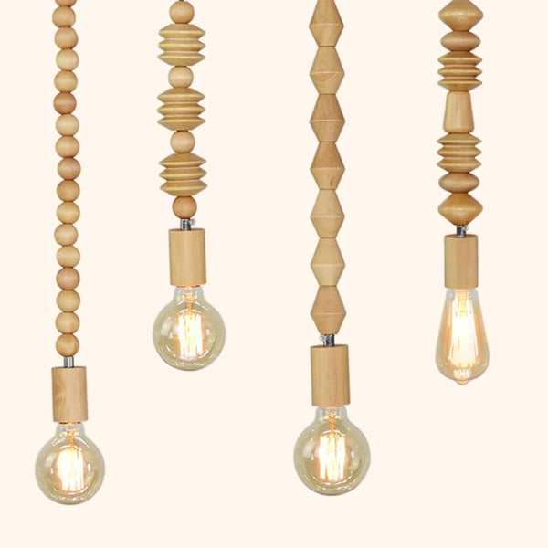 Ce sont des suspensions en bois. Elles sont constituées de perles en bois à formes géométriques. 
