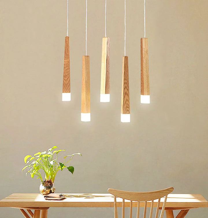 Suspension en bois avec cinq torches lumineuses suspendues, design scandinave. Éclairage doux et étendu pour une ambiance chaleureuse dans votre espace de vie. Parfait pour éclairer une grande table de salle à manger ou un salon spacieux. Ampoule LED incluse. Taille torche : 33 cm.