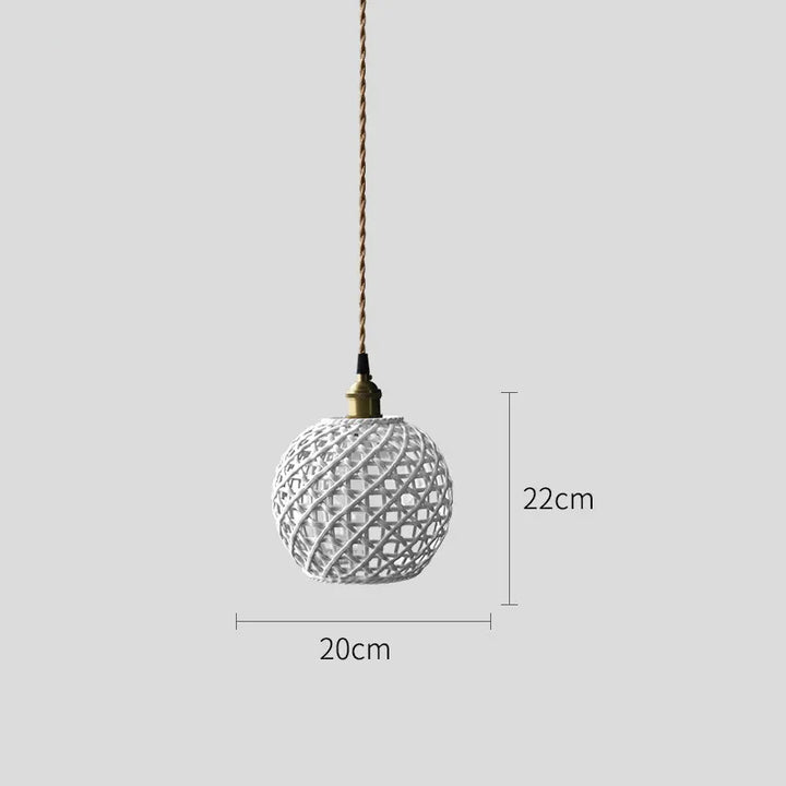 Suspension céramique effet cannage forme boule avec abat-jour tissé blanc et base métallique dorée, ajoutant une dimension dynamique à votre intérieur. Parfait pour créer un point focal visuel et une atmosphère accueillante et douce dans votre salon ou cuisine. Ampoule incluse. Dimensions: 20x22 cm. Poids: 1,5 kg. Longueur câble: 200 cm.