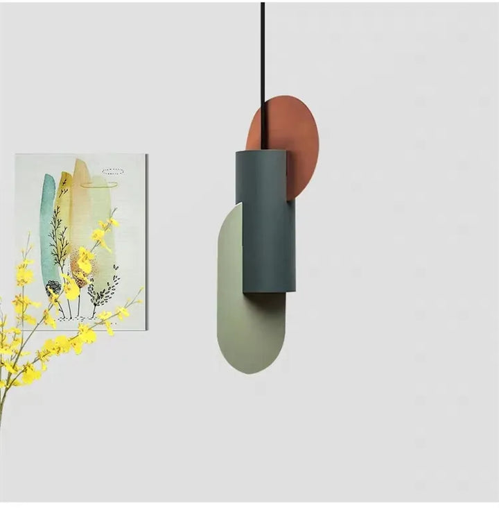 Suspension métal formes géométriques design scandinave éclairant une peinture et une lampe à côté. Idéal pour les espaces de vie minimalistes et fonctionnels.