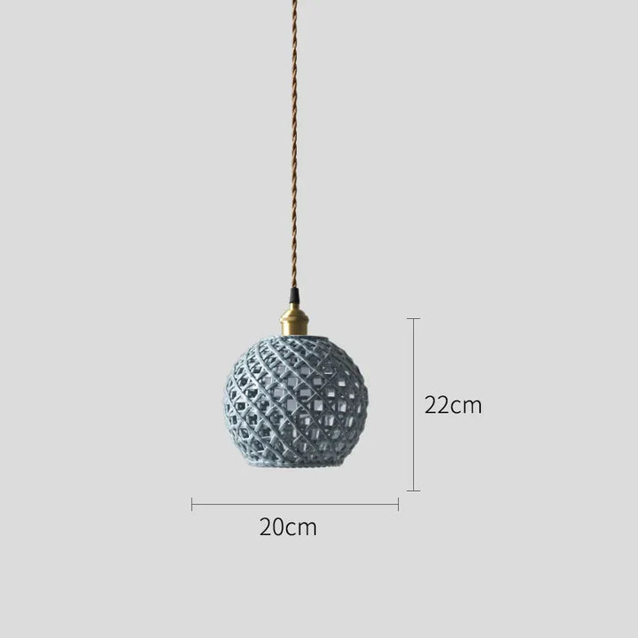 Suspension céramique effet cannage forme boule avec ampoule et câble. Fusion du design artisanal et des tendances rétros pour un intérieur accueillant et doux. Parfait pour salon et cuisine.