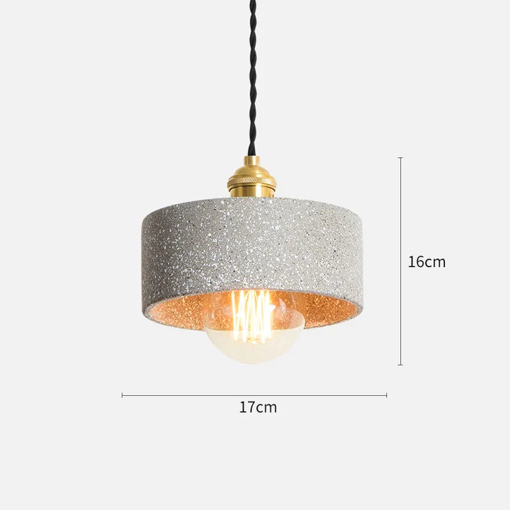 Suspension cylindrique terrazzo industriel avec ampoule incluse pour éclairer votre intérieur. Effet terrazzo finement granulé, câble tressé noir et détails en métal doré. Style contemporain pour salon, cuisine, chambre, salle de bain ou couloir.