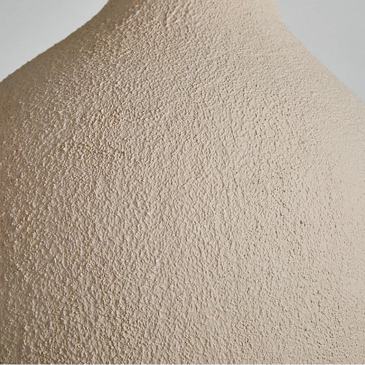 Une vue rapprochée d'un vase blanc suspendu en résine effet terre cuite beige bohème, idéal pour une décoration naturelle et apaisante. Parfait pour éclairer des zones de 5 à 10 m² dans votre cuisine ou salon. Dimensions: 18x50 cm. Ampoule non incluse.
