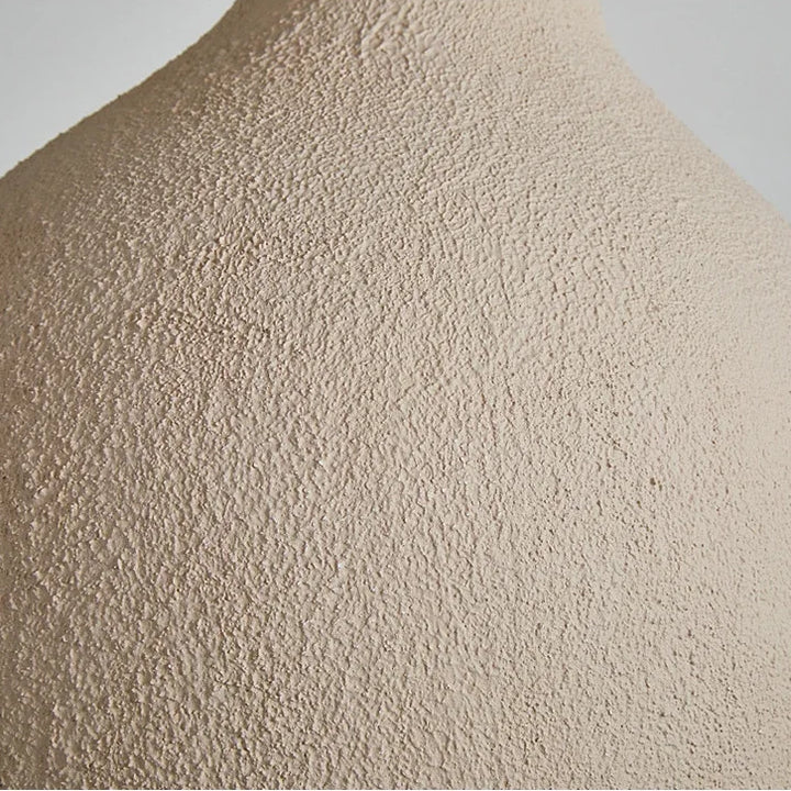 Suspension cloche allongée effet terre cuite beige bohème, vase blanc en résine imitant la terre cuite. Élégance rustique pour une décoration organique et chaleureuse. Dimensions: 35x51 cm.