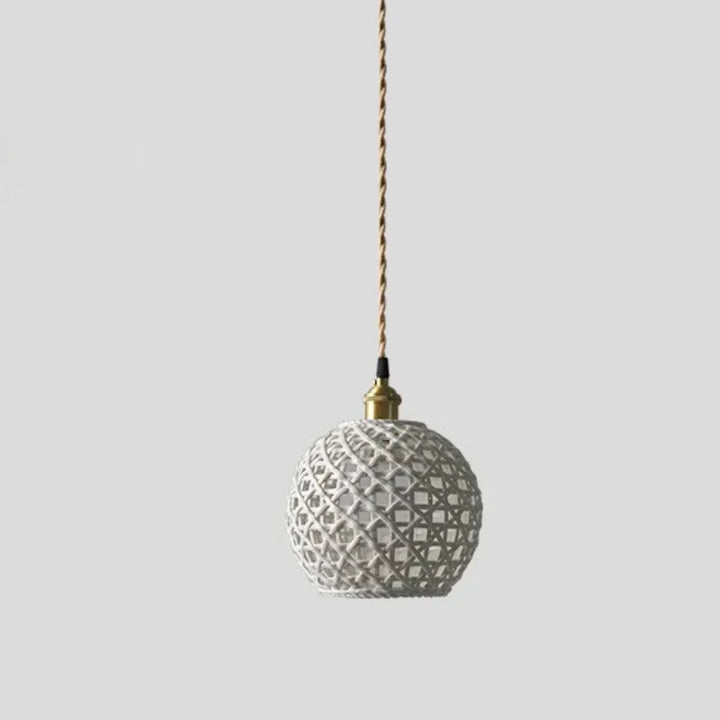 Une suspension céramique effet cannage forme boule blanche avec un cordon doré suspendu. Parfaite pour créer une ambiance chaleureuse et accueillante dans votre salon ou cuisine. Ampoule incluse. Dimensions : 20x22 cm. Poids : 1,5 kg. Longueur câble : 200 cm. Style vintage.