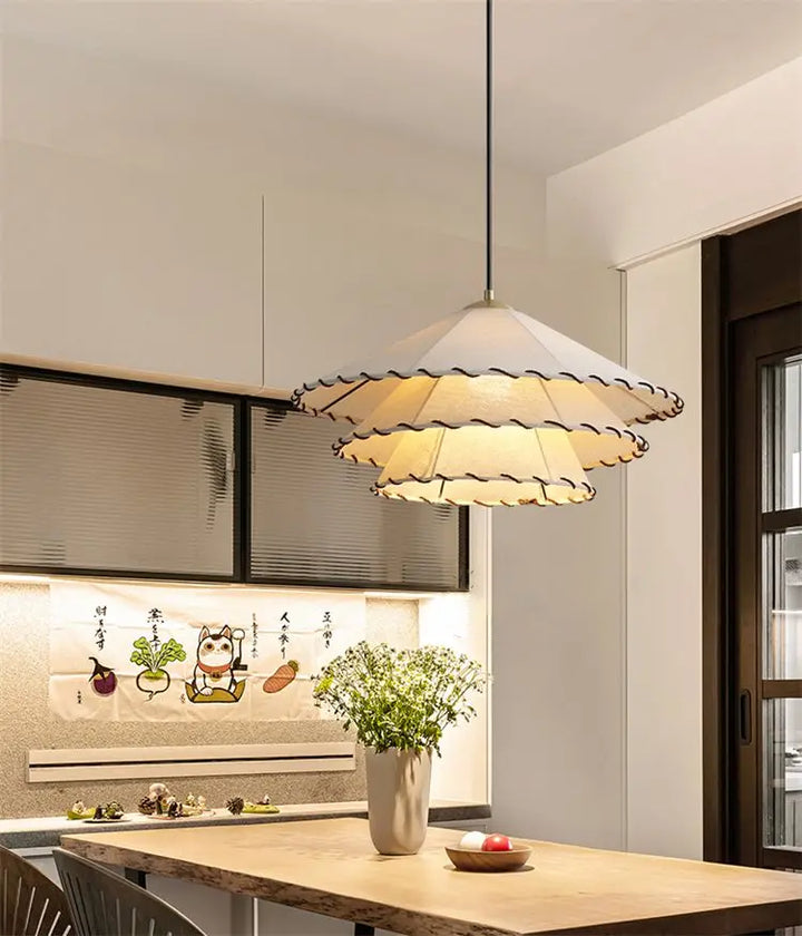 Suspension lin blanc fil noir triple triangle bohème, créant une atmosphère accueillante et détendue avec son design distinctif de trois triangles superposés. Parfaite pour un éclairage doux et chaleureux dans un intérieur bohème ou éclectique. Ampoule incluse. Taille disponible : 50 cm.