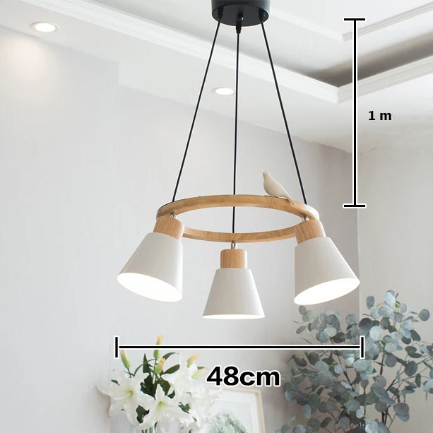 Suspension bois coloré cercle oiseau 3 lampes, éclairant un intérieur avec style scandinave contemporain.