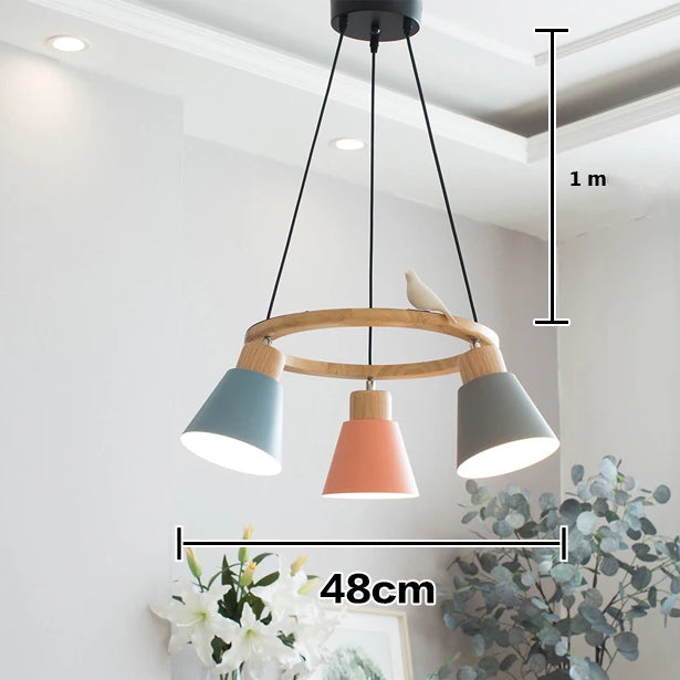 Suspension bois coloré cercle oiseau 3 lampes, éclairage ludique et coloré pour votre intérieur. Cercle en bois orné d'un oiseau blanc, suspendu à trois lampes aux teintes variées. Parfait pour une décoration scandinave contemporaine.